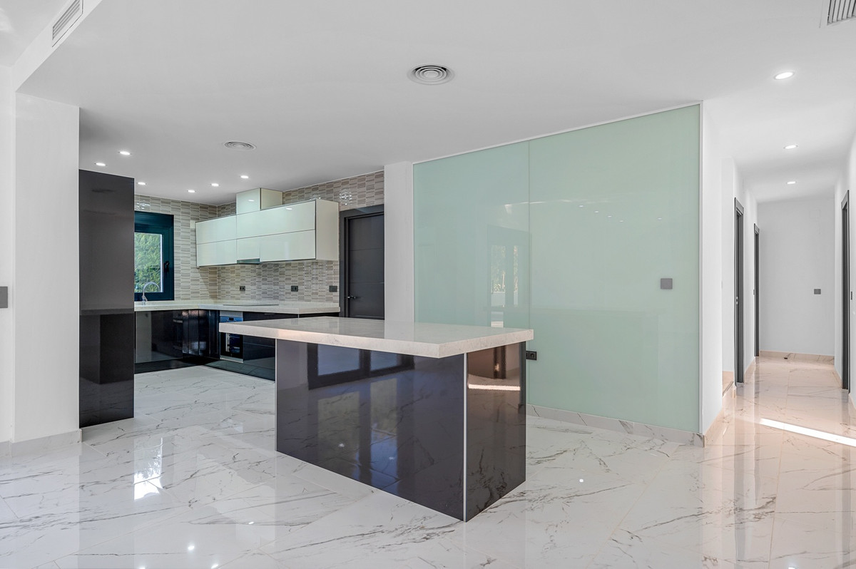 For sale - 4 Bedroom 3 Bathroom House - Detached Villa in Orihuela - Campoamor  - Alicante