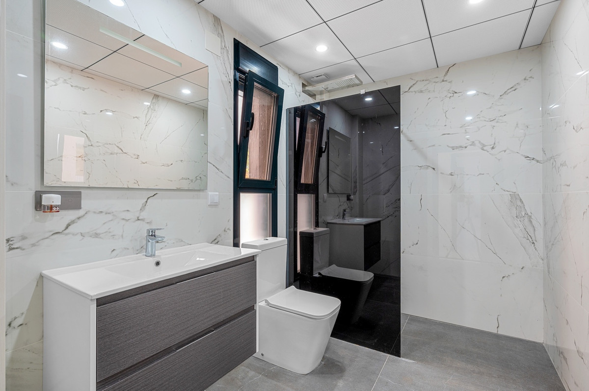 For sale - 4 Bedroom 3 Bathroom House - Detached Villa in Orihuela - Campoamor  - Alicante