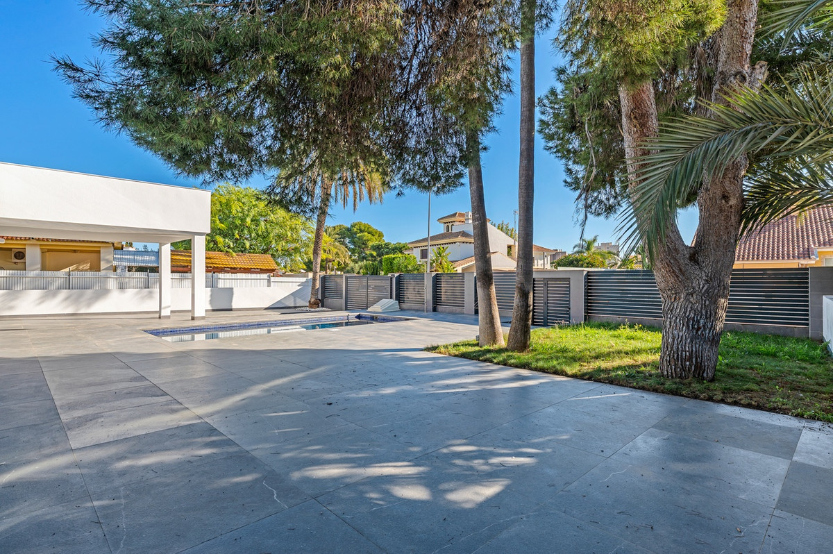 For sale - 4 Bedroom 3 Bathroom House - Detached Villa in Orihuela - Campoamor  - Alicante