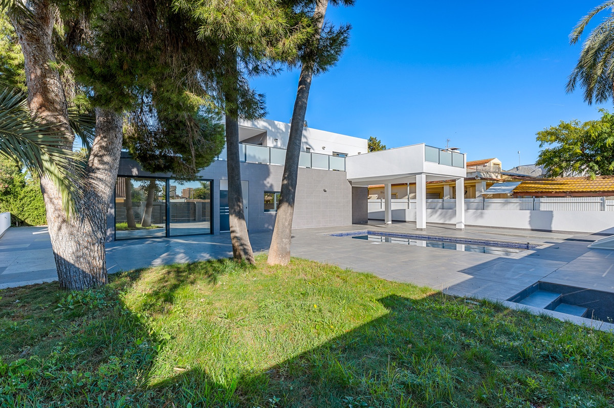 For sale - 4 Bedroom 3 Bathroom House - Detached Villa in Orihuela - Campoamor  - Alicante