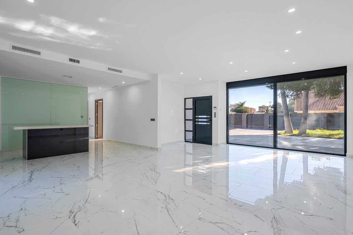 For sale - 4 Bedroom 3 Bathroom House - Detached Villa in Orihuela - Campoamor  - Alicante