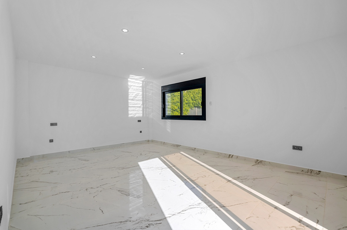 For sale - 4 Bedroom 3 Bathroom House - Detached Villa in Orihuela - Campoamor  - Alicante