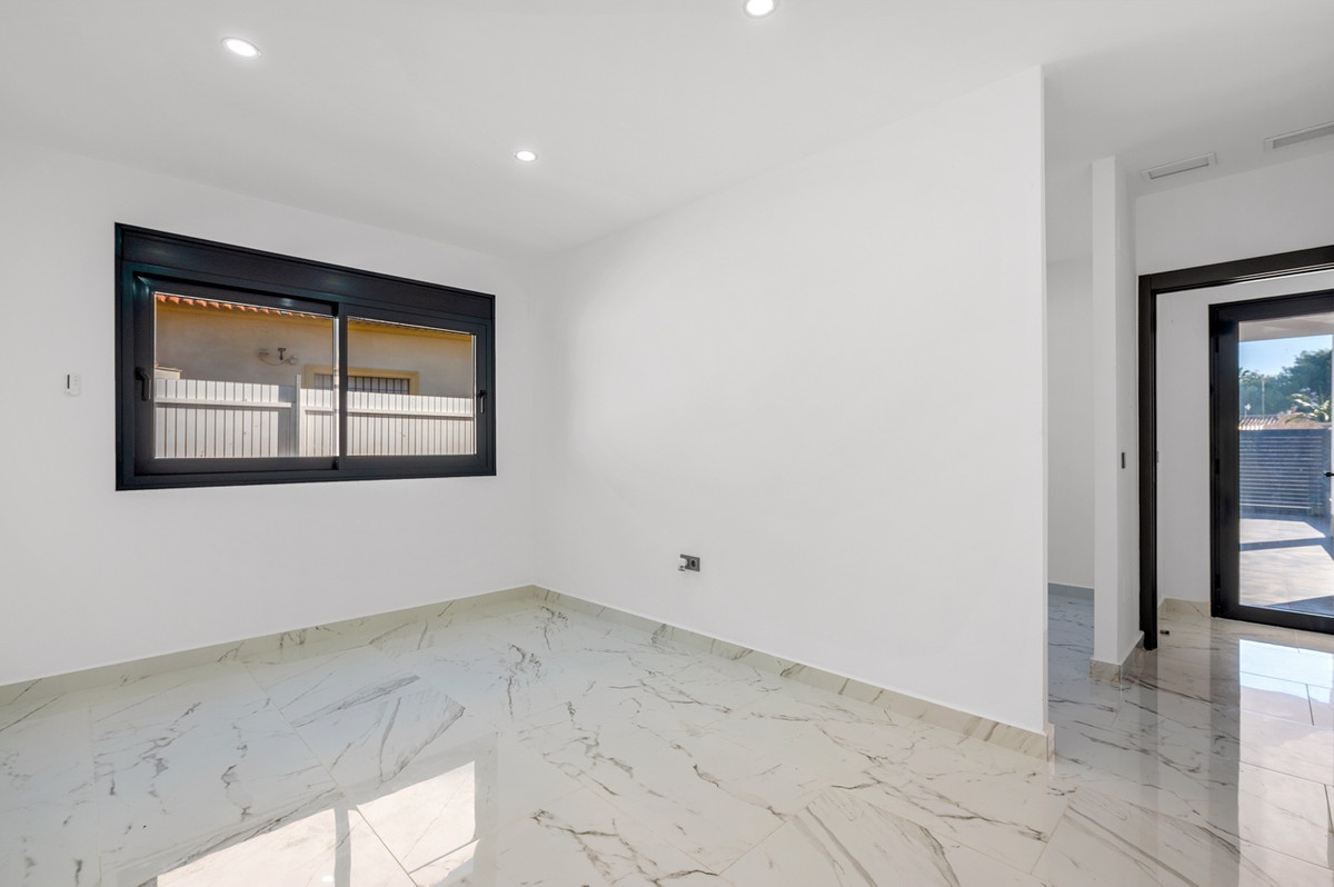 For sale - 4 Bedroom 3 Bathroom House - Detached Villa in Orihuela - Campoamor  - Alicante