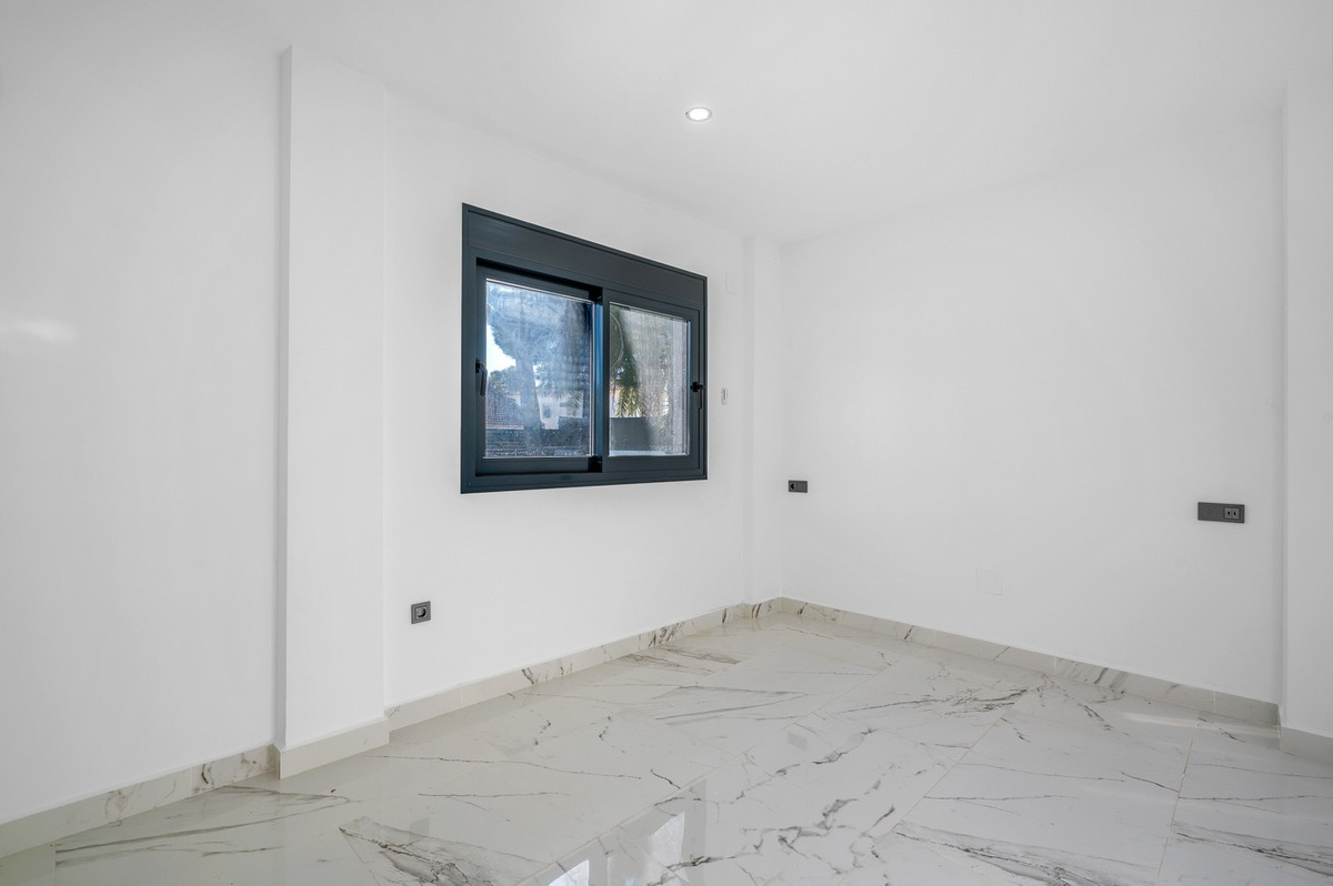 For sale - 4 Bedroom 3 Bathroom House - Detached Villa in Orihuela - Campoamor  - Alicante