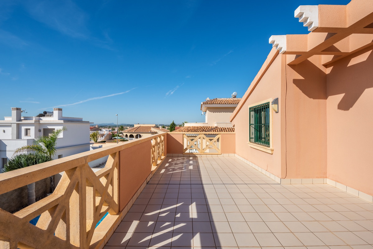 For sale - 4 Bedroom 2 Bathroom House - Detached Villa in Rojales - Ciudad Quesada  - Alicante