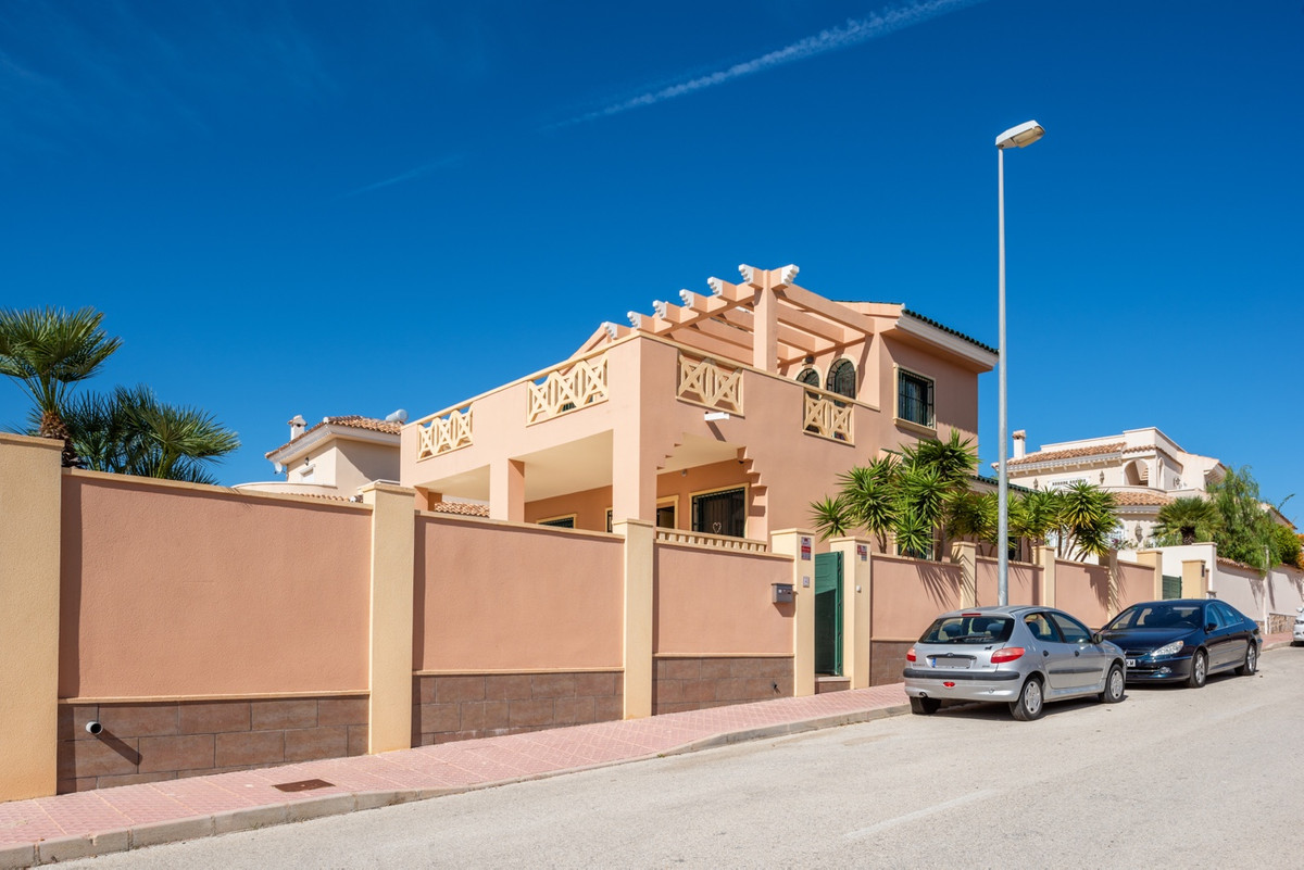 For sale - 4 Bedroom 2 Bathroom House - Detached Villa in Rojales - Ciudad Quesada  - Alicante