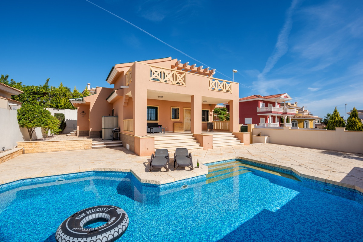 For sale - 4 Bedroom 2 Bathroom House - Detached Villa in Rojales - Ciudad Quesada  - Alicante