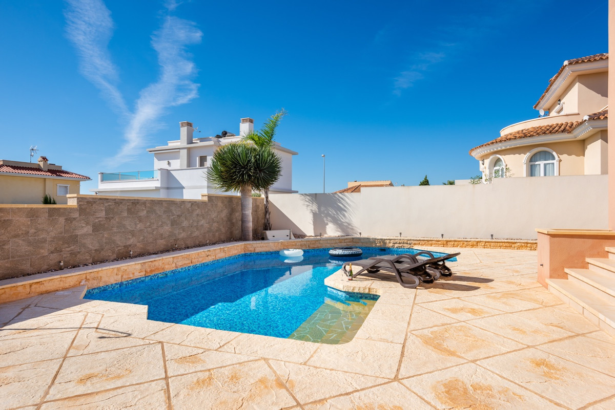 For sale - 4 Bedroom 2 Bathroom House - Detached Villa in Rojales - Ciudad Quesada  - Alicante