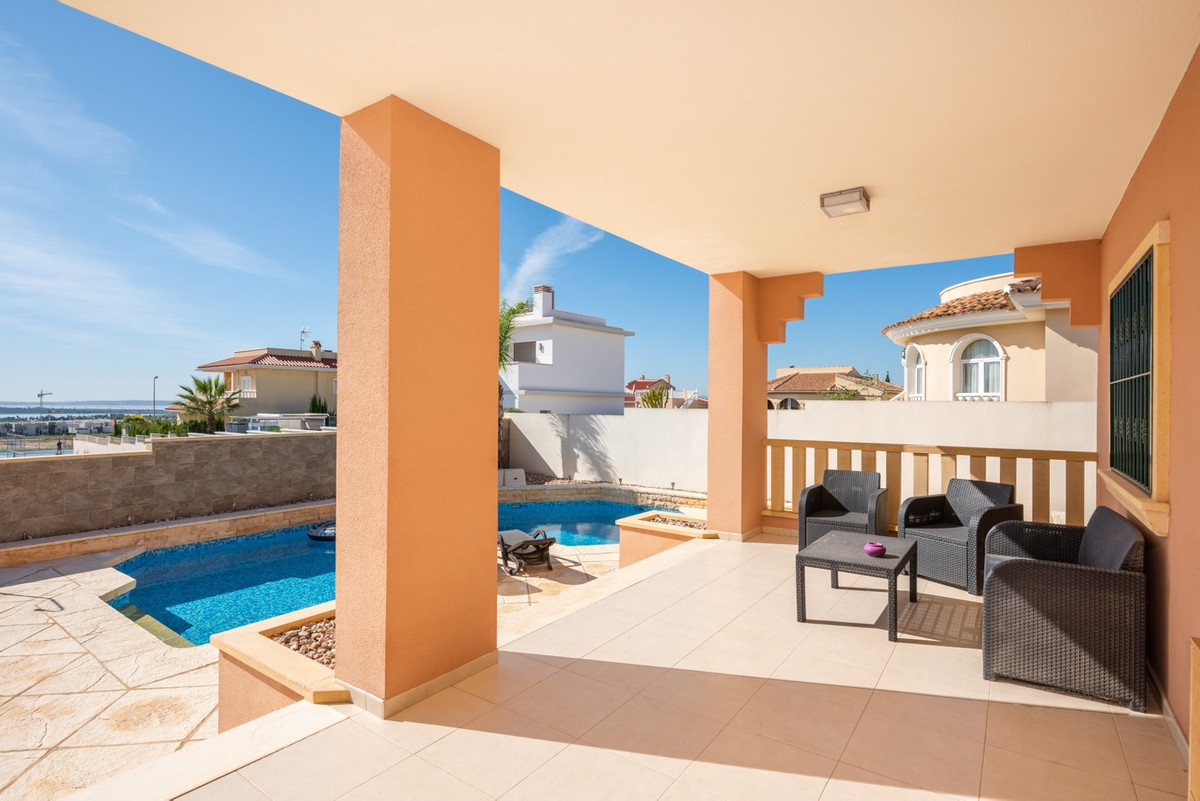 For sale - 4 Bedroom 2 Bathroom House - Detached Villa in Rojales - Ciudad Quesada  - Alicante