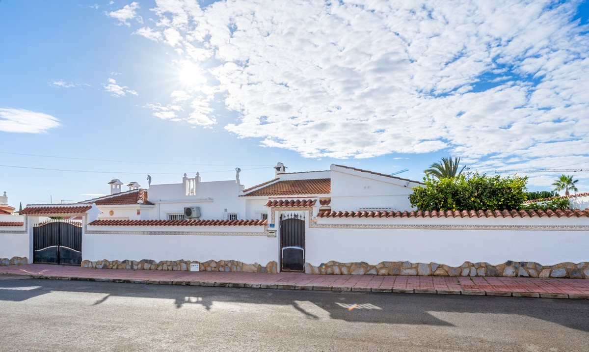 For sale - 3 Bedroom 2 Bathroom House - Detached Villa in Rojales - Rojales Centro  - Alicante