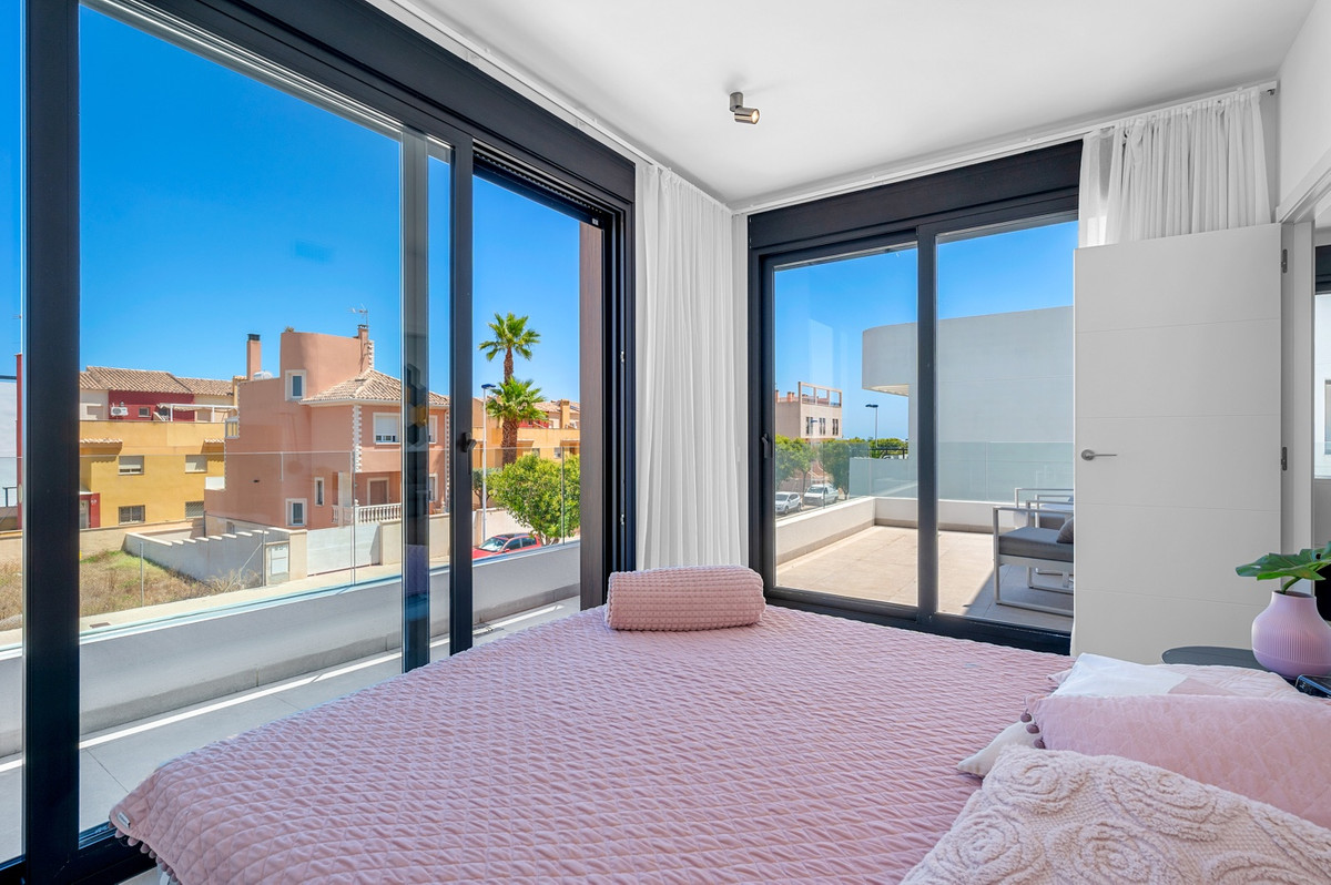 For sale - 4 Bedroom 3 Bathroom House - Detached Villa in Guardamar del Segura - Guardamar del Segura Centro  - Alicante