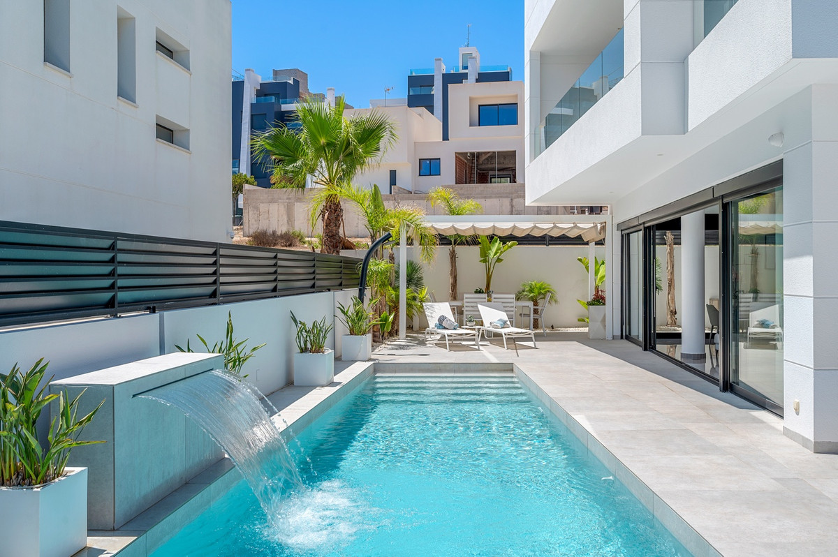 For sale - 4 Bedroom 3 Bathroom House - Detached Villa in Guardamar del Segura - Guardamar del Segura Centro  - Alicante