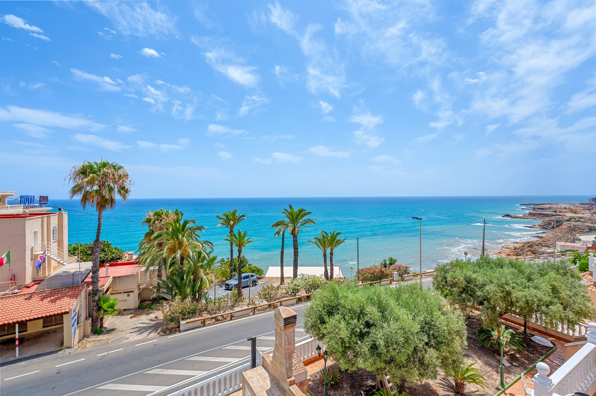 For sale - 4 Bedroom 3 Bathroom House - Detached Villa in Torrevieja - Torrevieja Centro  - Alicante