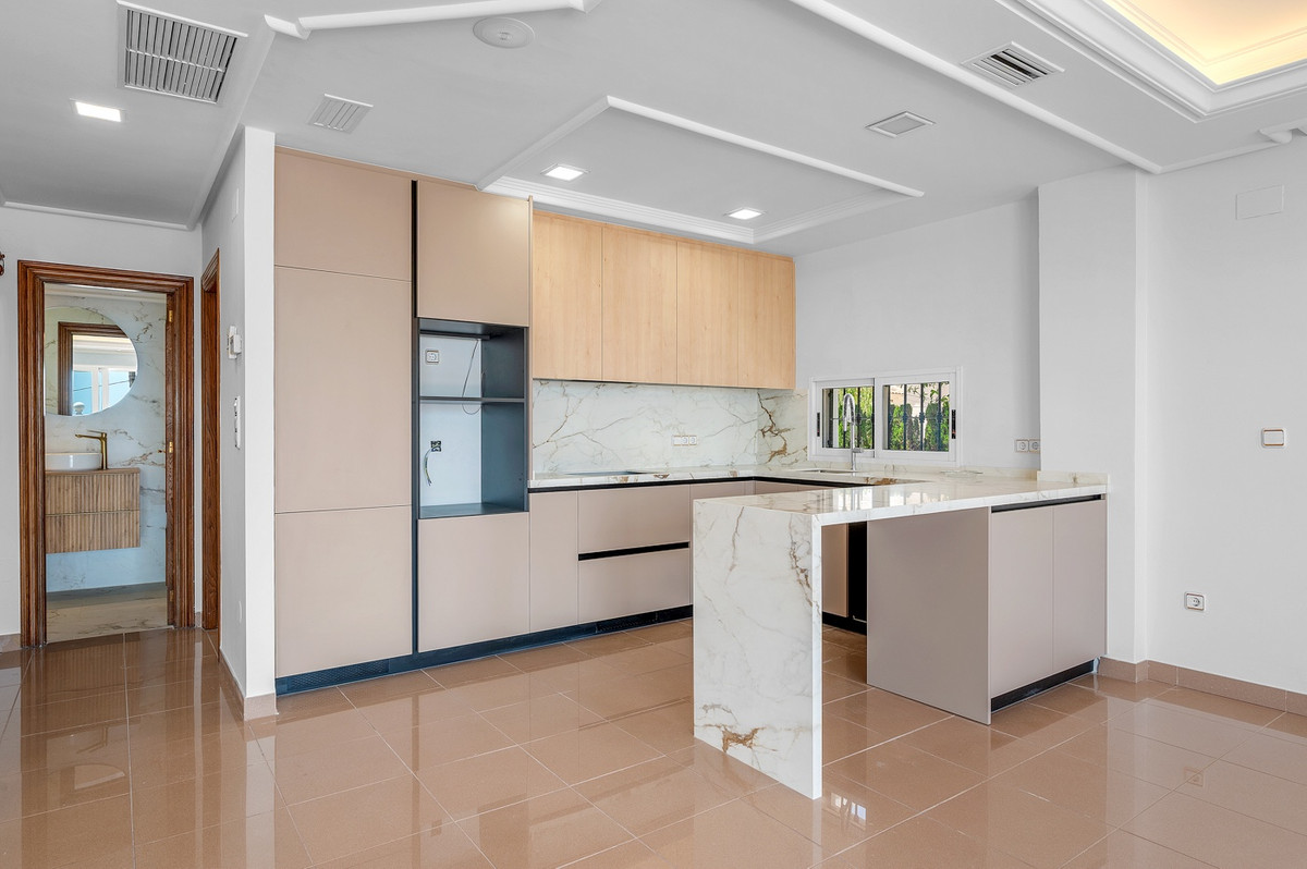 For sale - 4 Bedroom 3 Bathroom House - Detached Villa in Torrevieja - Torrevieja Centro  - Alicante