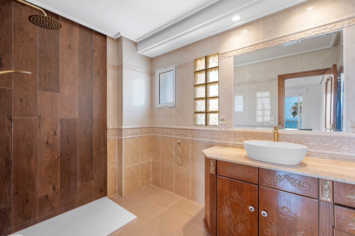 For sale - 4 Bedroom 3 Bathroom House - Detached Villa in Torrevieja - Torrevieja Centro  - Alicante