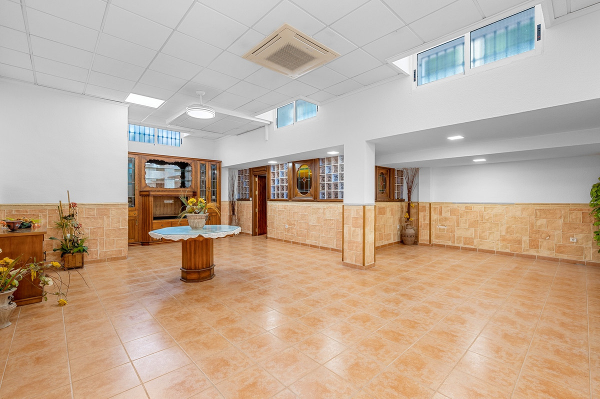 For sale - 4 Bedroom 3 Bathroom House - Detached Villa in Torrevieja - Torrevieja Centro  - Alicante