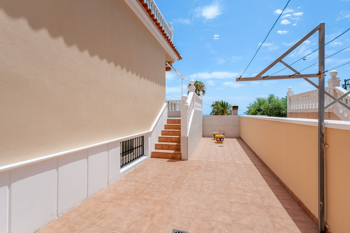 For sale - 4 Bedroom 3 Bathroom House - Detached Villa in Torrevieja - Torrevieja Centro  - Alicante