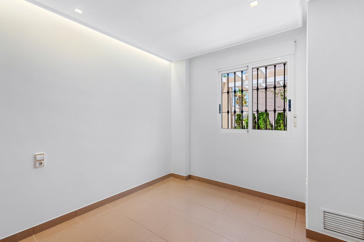 For sale - 4 Bedroom 3 Bathroom House - Detached Villa in Torrevieja - Torrevieja Centro  - Alicante