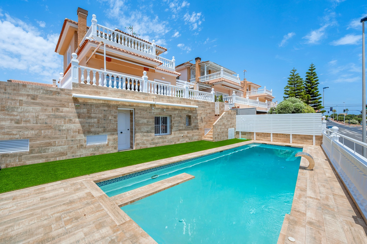For sale - 4 Bedroom 3 Bathroom House - Detached Villa in Torrevieja - Torrevieja Centro  - Alicante