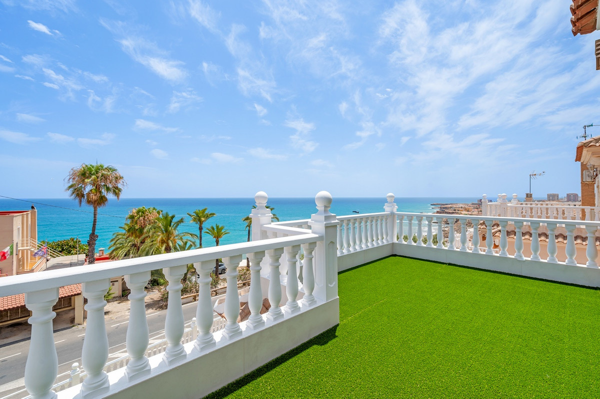For sale - 4 Bedroom 3 Bathroom House - Detached Villa in Torrevieja - Torrevieja Centro  - Alicante
