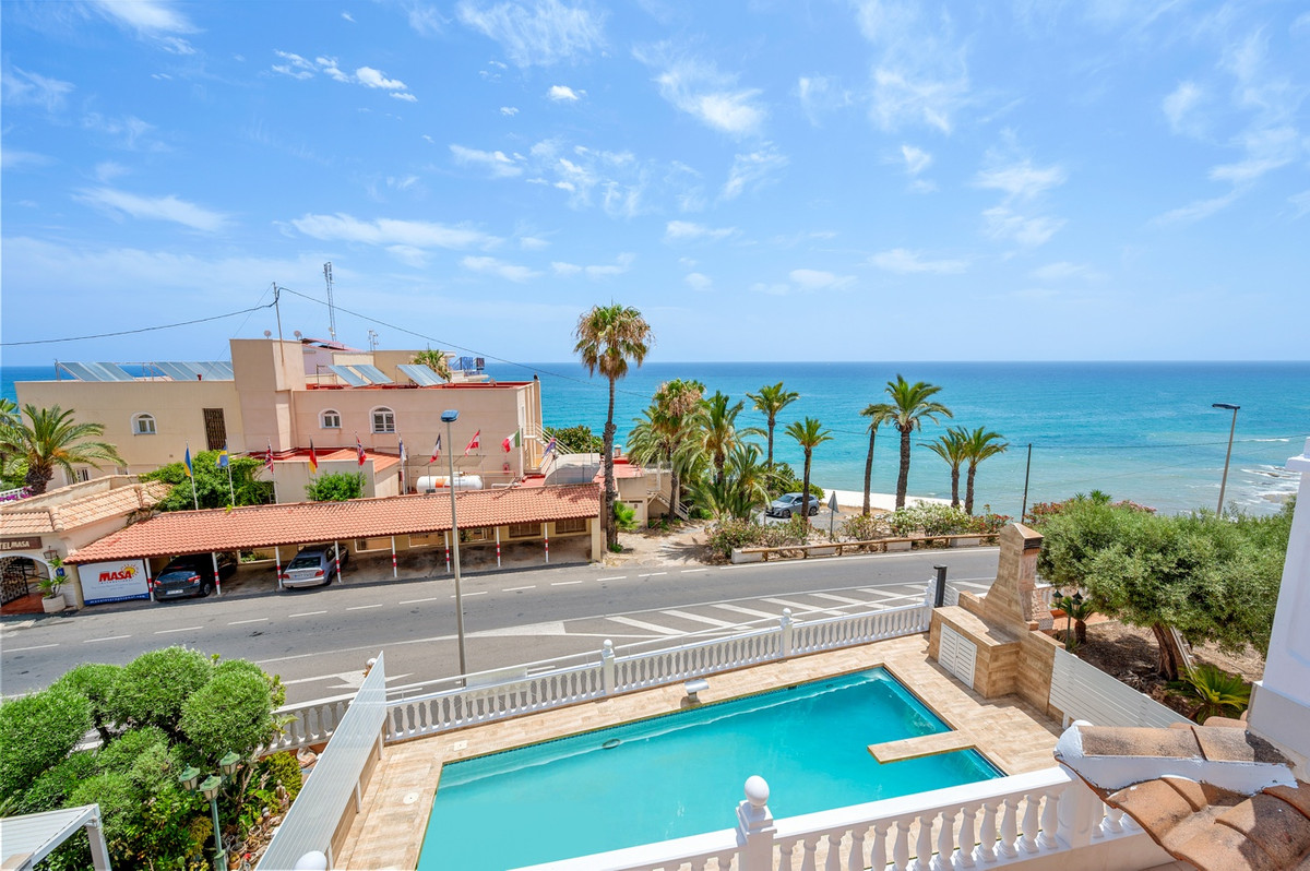 For sale - 4 Bedroom 3 Bathroom House - Detached Villa in Torrevieja - Torrevieja Centro  - Alicante