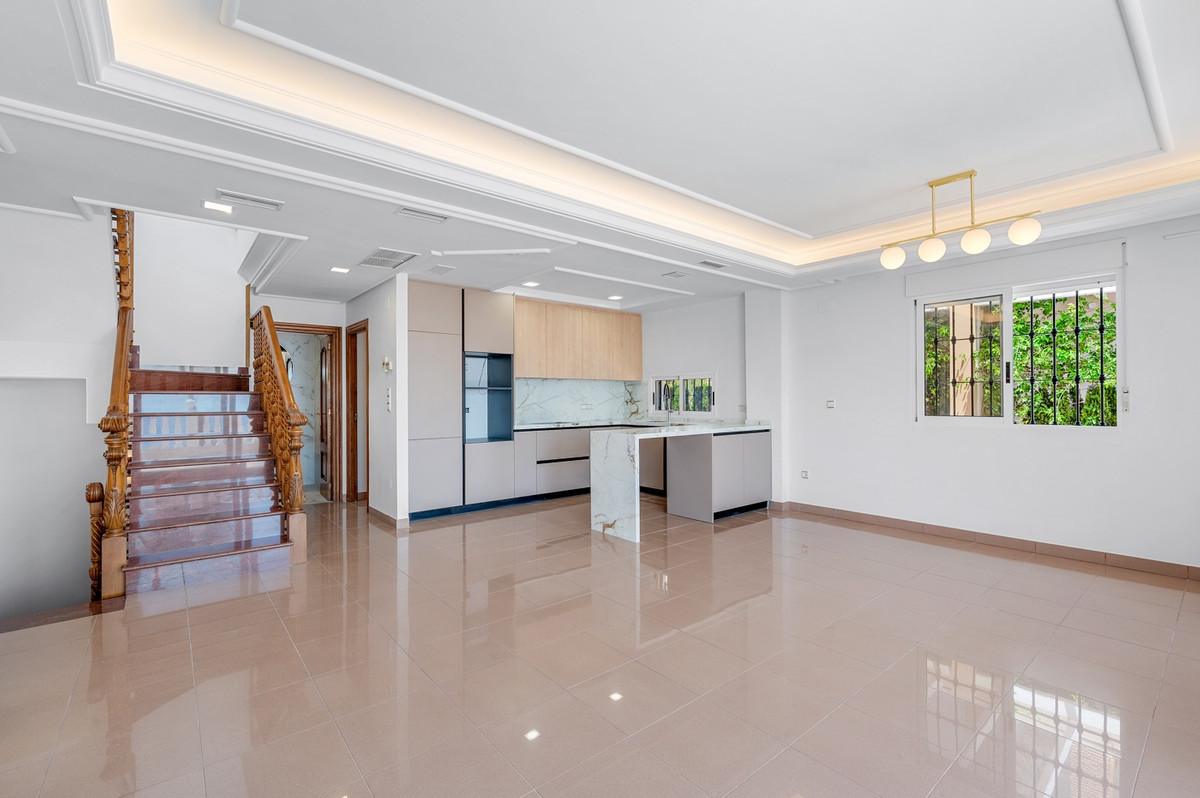 For sale - 4 Bedroom 3 Bathroom House - Detached Villa in Torrevieja - Torrevieja Centro  - Alicante