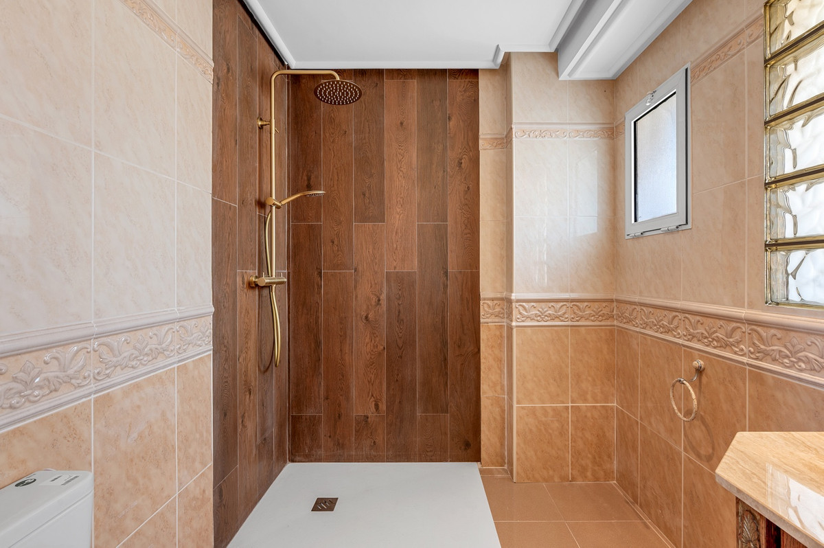 For sale - 4 Bedroom 3 Bathroom House - Detached Villa in Torrevieja - Torrevieja Centro  - Alicante