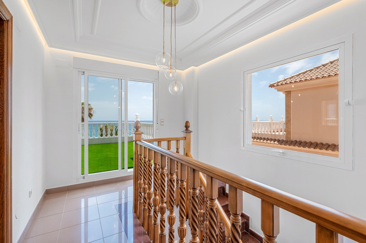 For sale - 4 Bedroom 3 Bathroom House - Detached Villa in Torrevieja - Torrevieja Centro  - Alicante