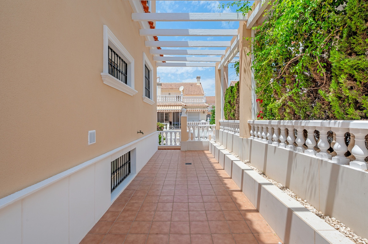 For sale - 4 Bedroom 3 Bathroom House - Detached Villa in Torrevieja - Torrevieja Centro  - Alicante