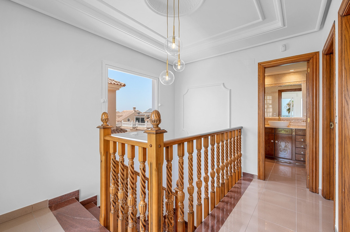 For sale - 4 Bedroom 3 Bathroom House - Detached Villa in Torrevieja - Torrevieja Centro  - Alicante