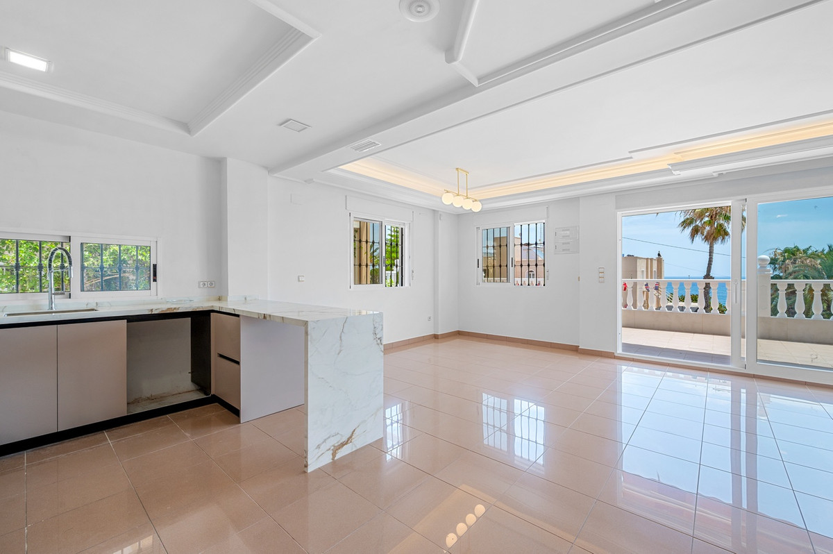 For sale - 4 Bedroom 3 Bathroom House - Detached Villa in Torrevieja - Torrevieja Centro  - Alicante