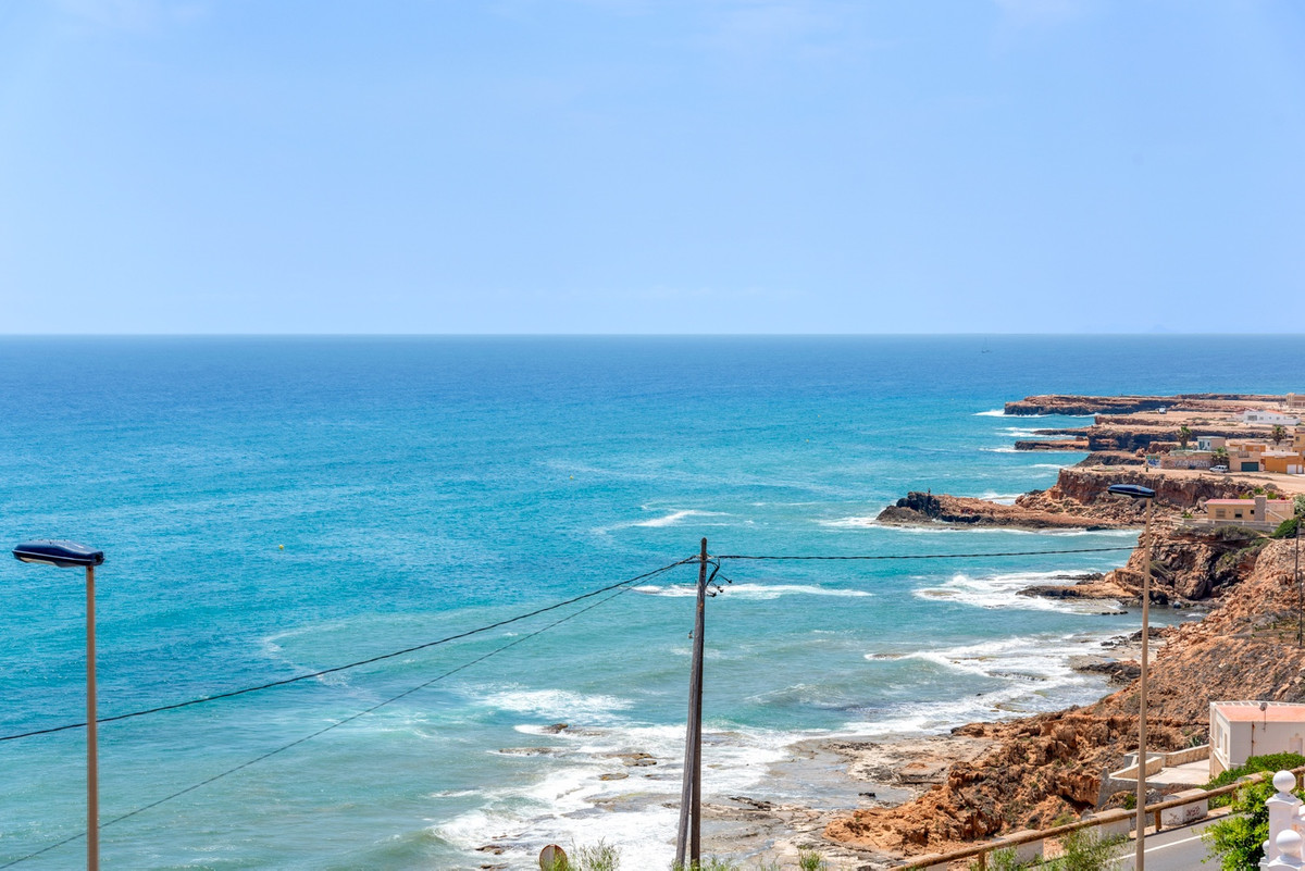 For sale - 4 Bedroom 3 Bathroom House - Detached Villa in Torrevieja - Torrevieja Centro  - Alicante