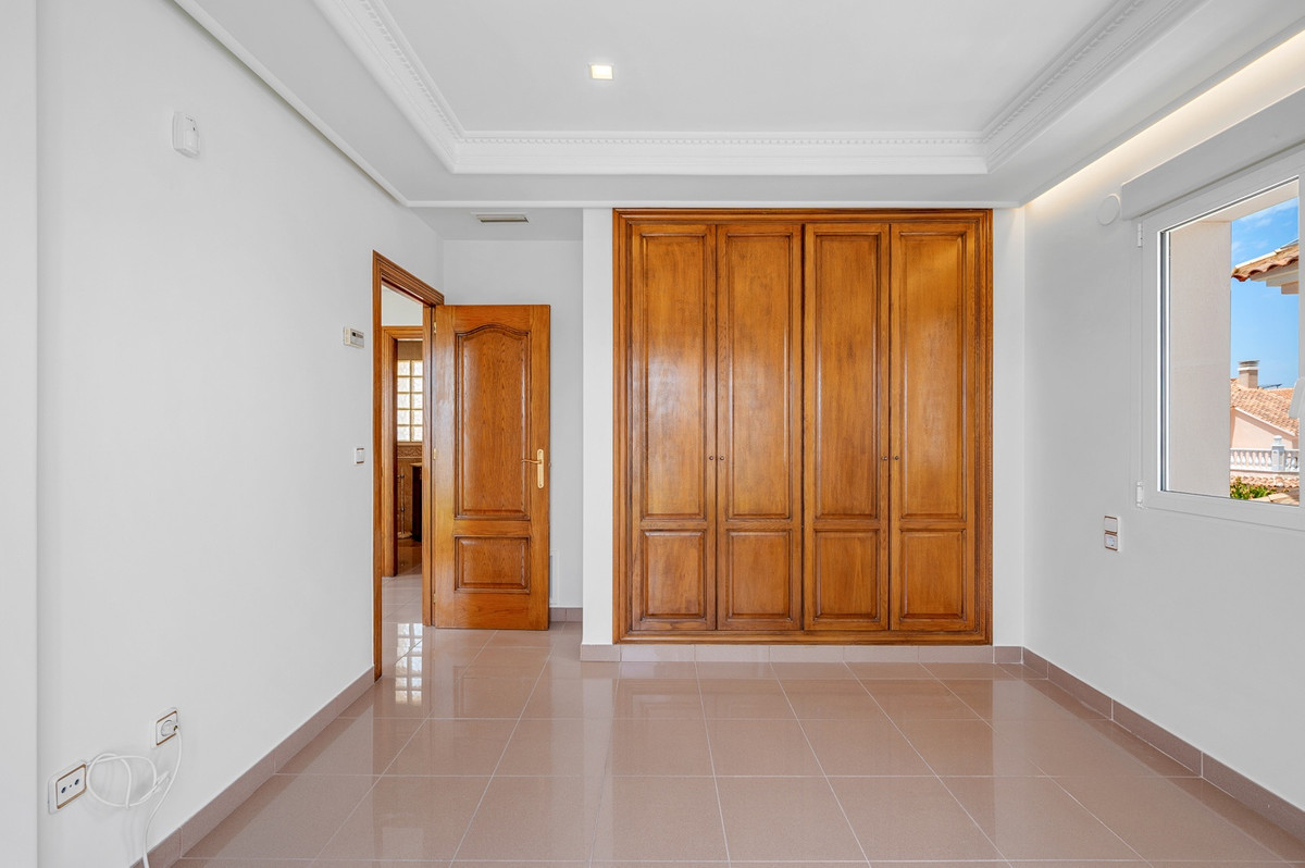 For sale - 4 Bedroom 3 Bathroom House - Detached Villa in Torrevieja - Torrevieja Centro  - Alicante