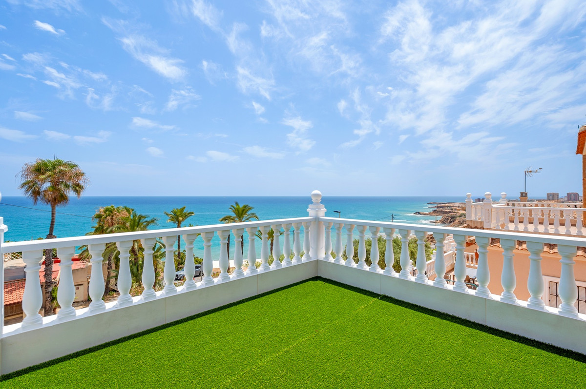 For sale - 4 Bedroom 3 Bathroom House - Detached Villa in Torrevieja - Torrevieja Centro  - Alicante