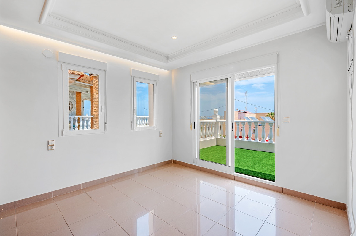 For sale - 4 Bedroom 3 Bathroom House - Detached Villa in Torrevieja - Torrevieja Centro  - Alicante