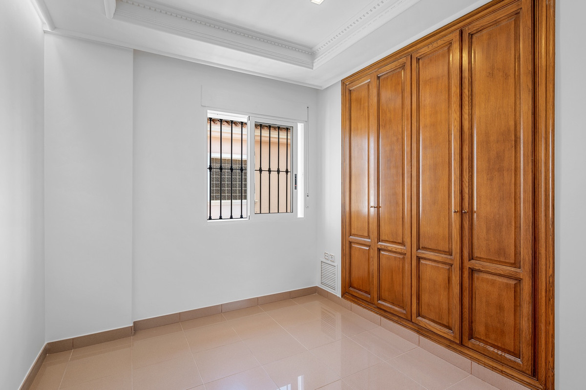 For sale - 4 Bedroom 3 Bathroom House - Detached Villa in Torrevieja - Torrevieja Centro  - Alicante