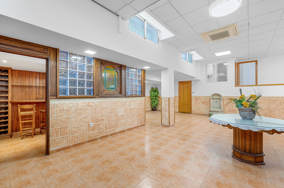 For sale - 4 Bedroom 3 Bathroom House - Detached Villa in Torrevieja - Torrevieja Centro  - Alicante