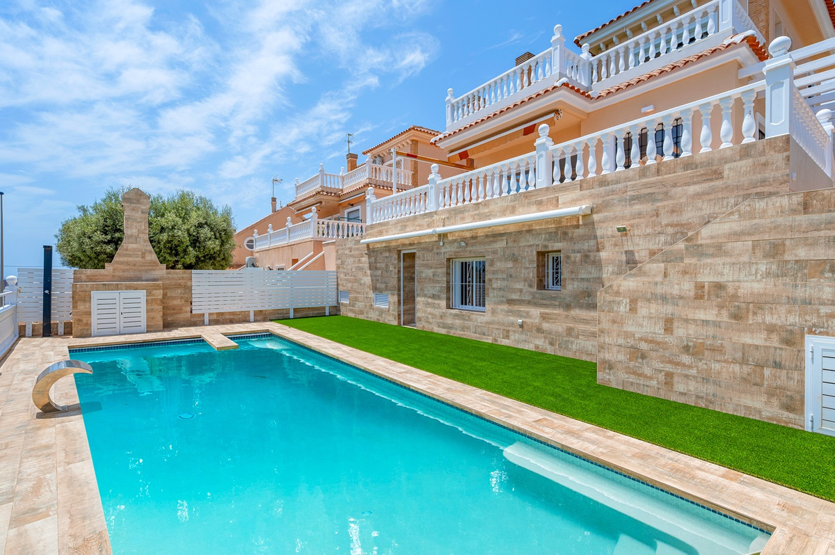For sale - 4 Bedroom 3 Bathroom House - Detached Villa in Torrevieja - Torrevieja Centro  - Alicante