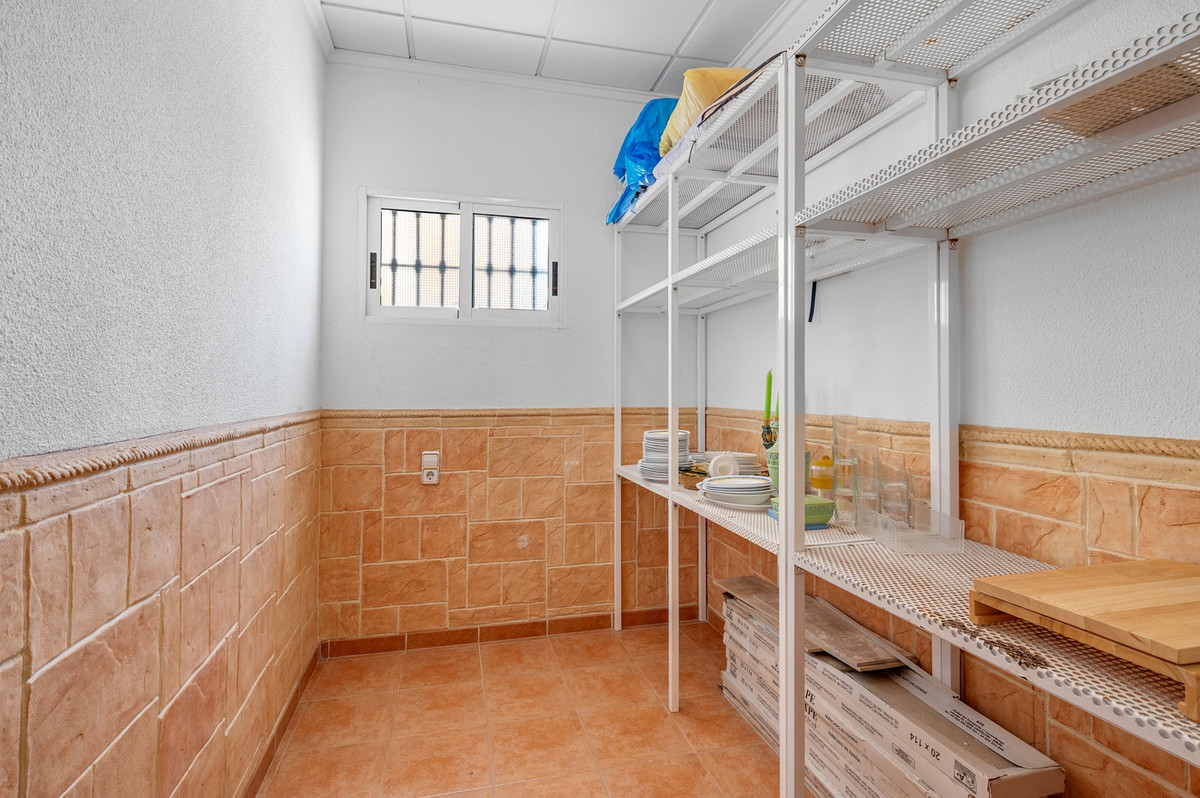 For sale - 4 Bedroom 3 Bathroom House - Detached Villa in Torrevieja - Torrevieja Centro  - Alicante