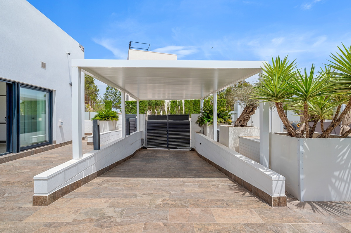 For sale - 3 Bedroom 2 Bathroom House - Detached Villa in Orihuela - Villamartin  - Alicante
