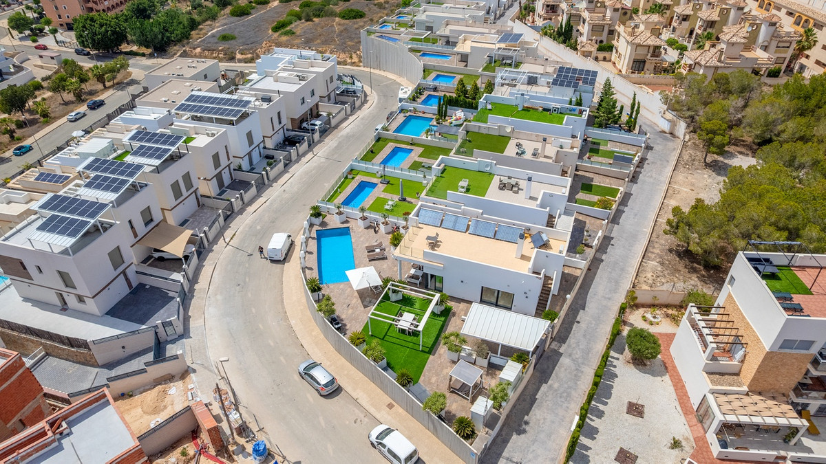 For sale - 3 Bedroom 2 Bathroom House - Detached Villa in Orihuela - Villamartin  - Alicante