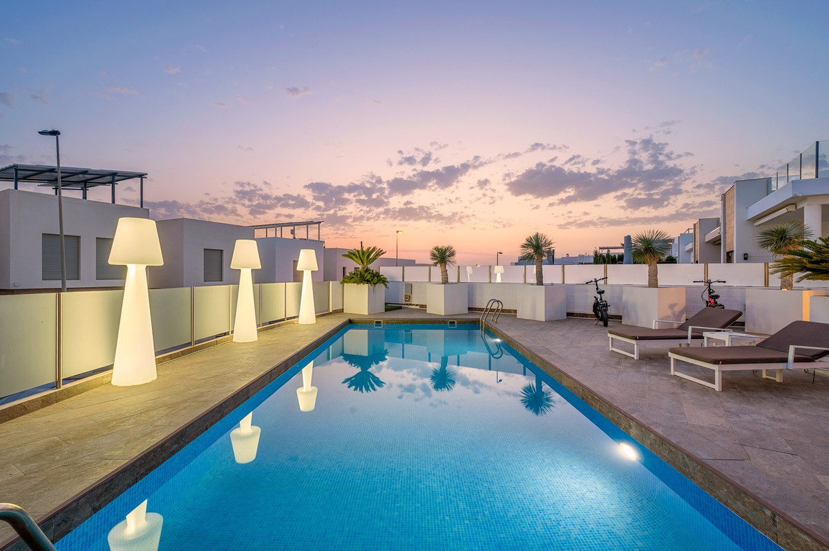 For sale - 3 Bedroom 2 Bathroom House - Detached Villa in Orihuela - Villamartin  - Alicante