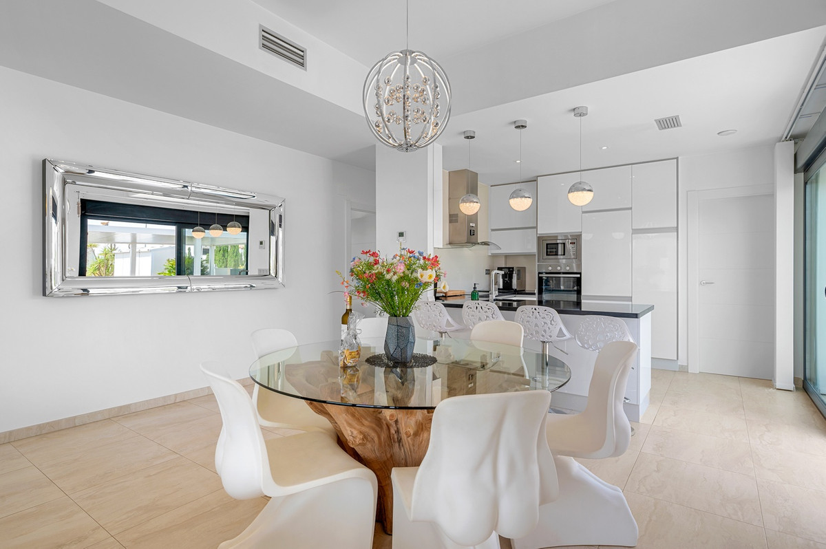 For sale - 3 Bedroom 2 Bathroom House - Detached Villa in Orihuela - Villamartin  - Alicante