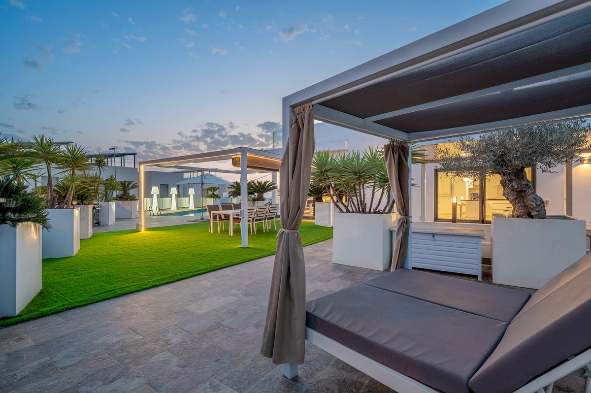 For sale - 3 Bedroom 2 Bathroom House - Detached Villa in Orihuela - Villamartin  - Alicante