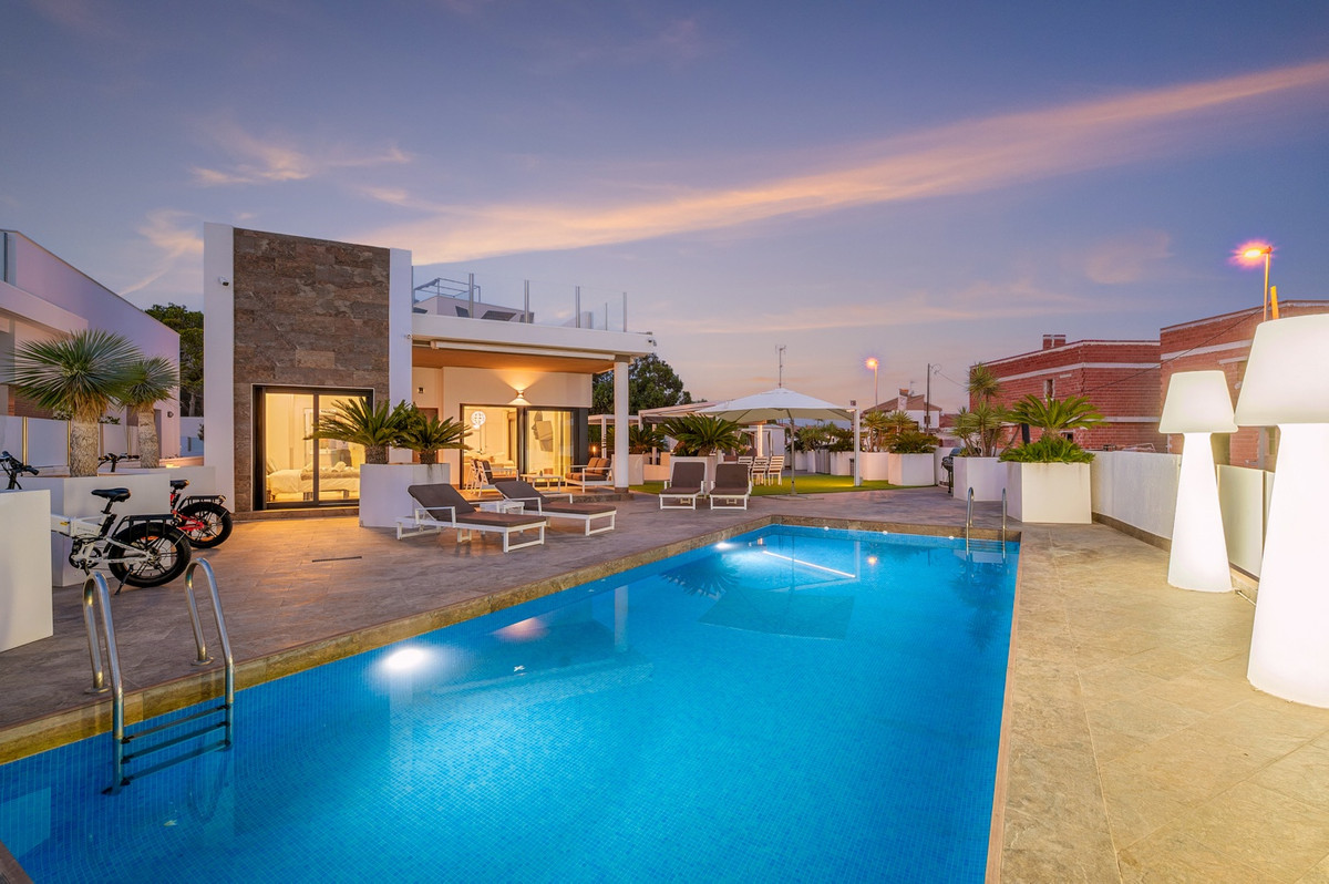 For sale - 3 Bedroom 2 Bathroom House - Detached Villa in Orihuela - Villamartin  - Alicante