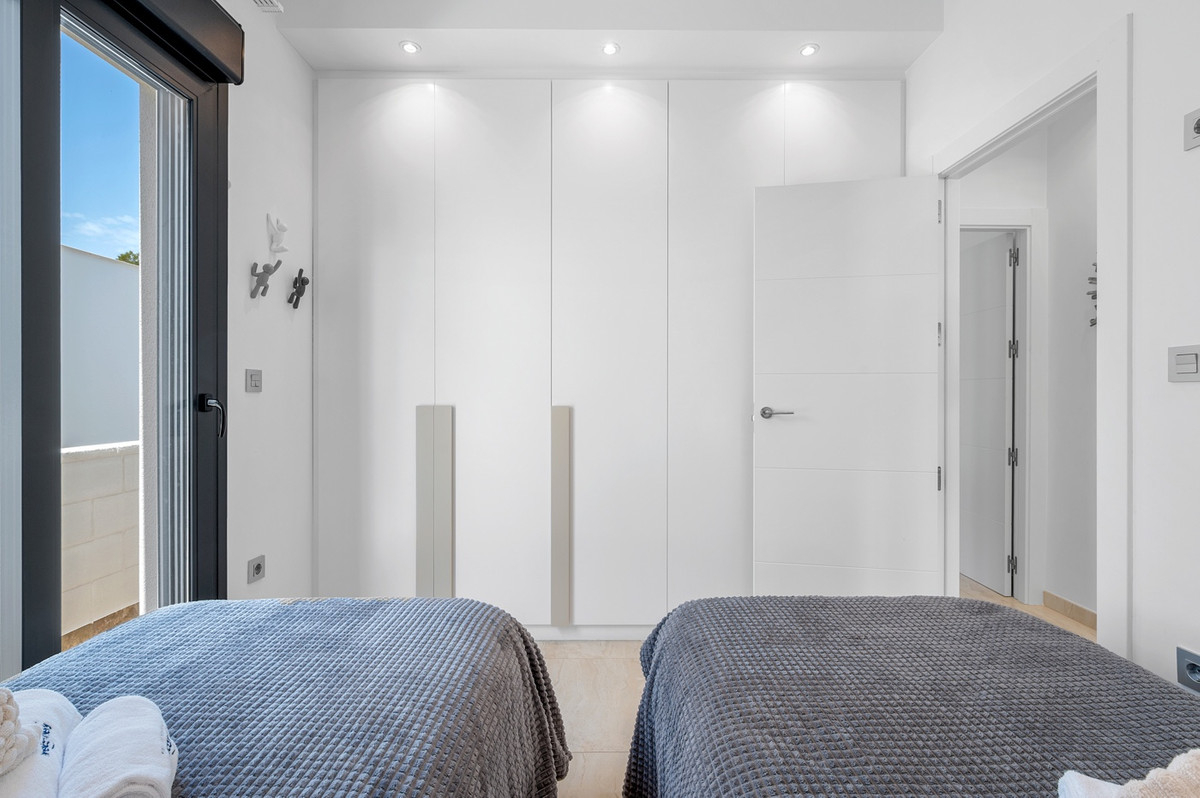 For sale - 3 Bedroom 2 Bathroom House - Detached Villa in Orihuela - Villamartin  - Alicante