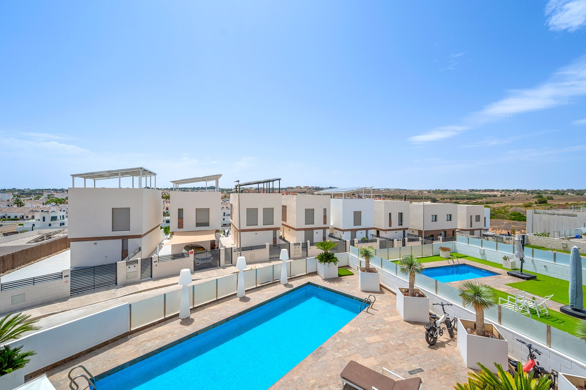 For sale - 3 Bedroom 2 Bathroom House - Detached Villa in Orihuela - Villamartin  - Alicante