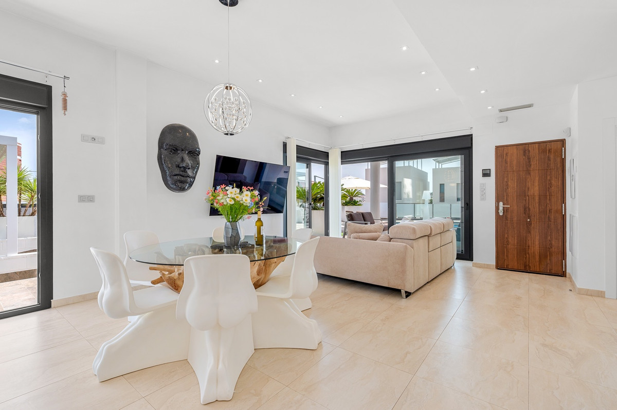 For sale - 3 Bedroom 2 Bathroom House - Detached Villa in Orihuela - Villamartin  - Alicante