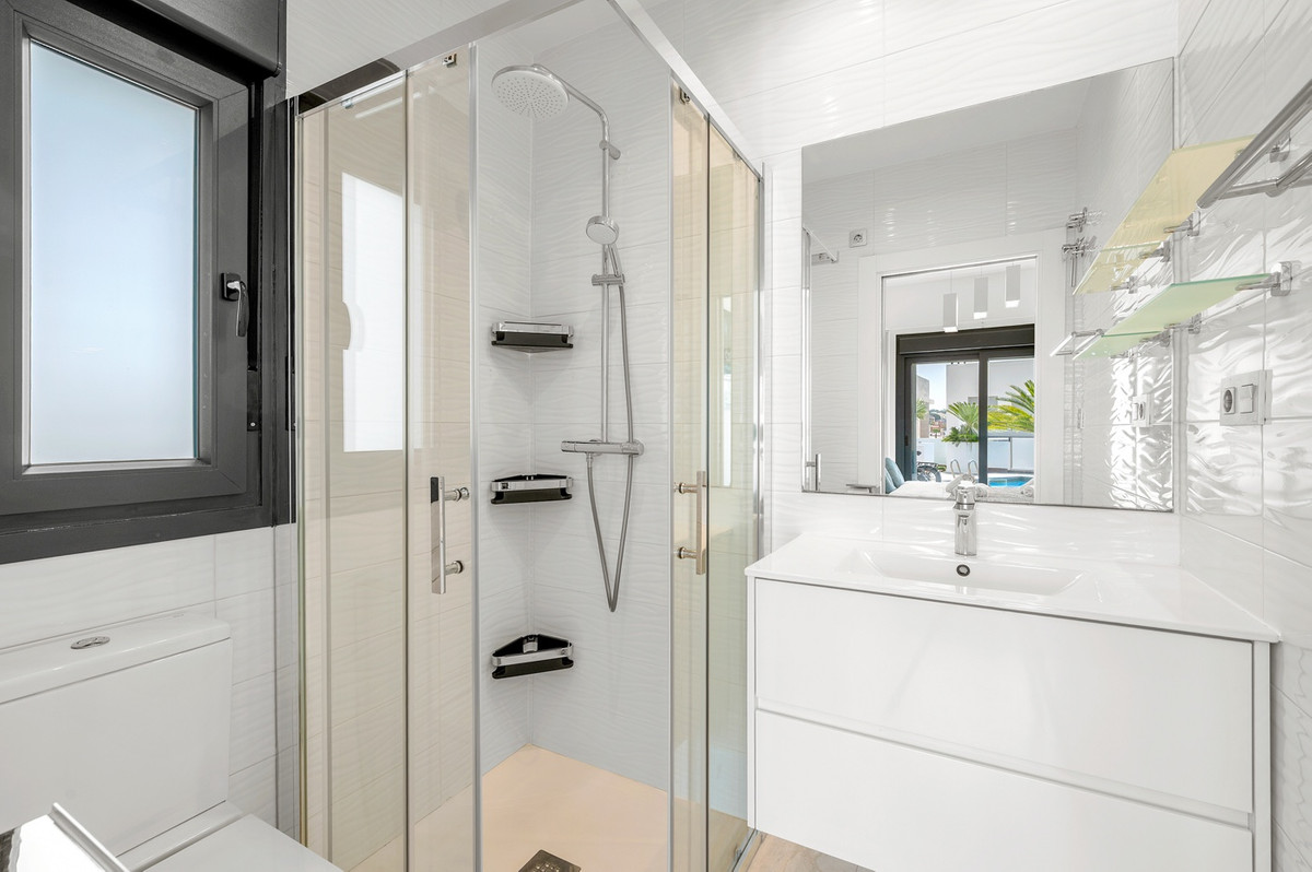 For sale - 3 Bedroom 2 Bathroom House - Detached Villa in Orihuela - Villamartin  - Alicante