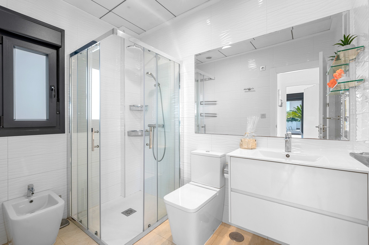 For sale - 3 Bedroom 2 Bathroom House - Detached Villa in Orihuela - Villamartin  - Alicante